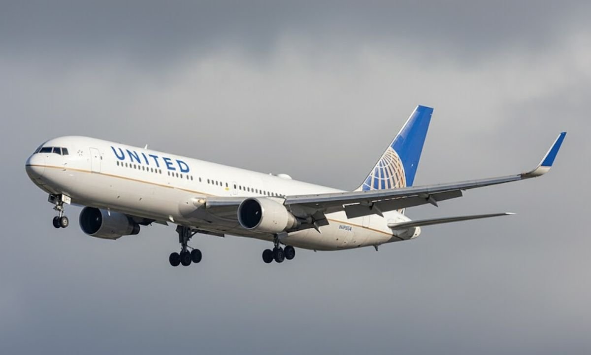 United Flight UA967 Diverted